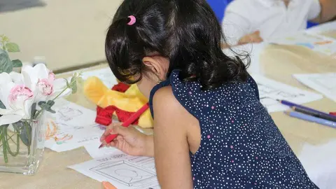 Una niña dibuja durante la jornada de puertas abiertas celebrada por 'El Cole'. (Anna Perdomo / EL CORREO)