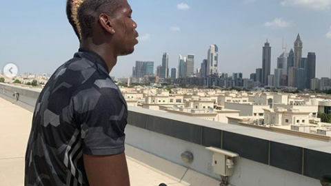 Pogba en una terraza al fondo el centro de Dubai. (Instagram)
