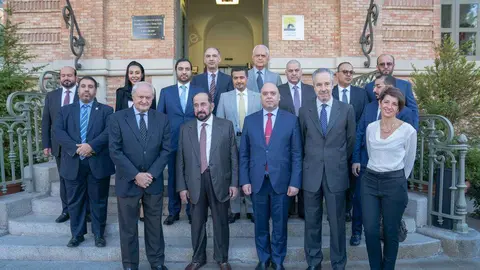 El jeque de Sharjah y la delegación acompañante posó junto a los trabajadores de Casa Árabe. (WAM)