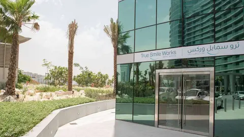 Imagen exterior de la nueva clínica True Smile Works, situada en Dubai Festival City, Marsa Plaza, North Wing. (Cedida)