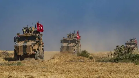 Vehículos militares turcos en Tall Abyad, al este del Éufrates. (AFP)