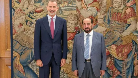 El Rey de España -izquierda- junto al Jeque de Sharjah. (WAM)