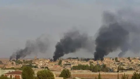 El humo se eleva desde la ciudad fronteriza siria de Ras al-Ain. (Reuters)