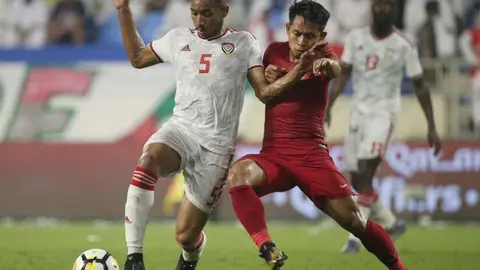 Un momento del encuentro entre las selecciones de fútbol de EAU e Indonesia.