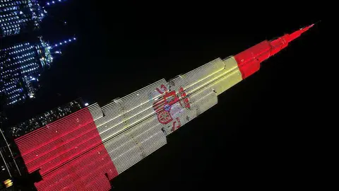 Impresionante imagen del Burj Khalifa iluminado con la bandera de España este 12 de Octubre. (EL CORREO)