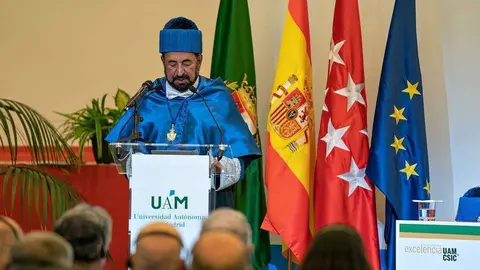 El jeque Sultán bin Muhammad Al Qasimi, durante su discurso tras recibir el doctorado 'honoris causa' de la prestigiosa Universidad Autónoma de Madrid (UAM). (WAM)