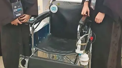 Silla de ruedas adaptada para facilitar la ablución.