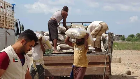 Ayuda alimentaria para desplazados en Adén. (WAM)