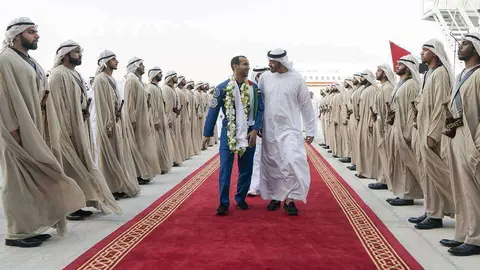 Mohamed bin Zayed Al Nahyan recibe a Hazza al Mansoori. (WAM)