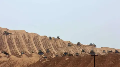 Excavadoras en el desierto de EAU. (EL CORREO)