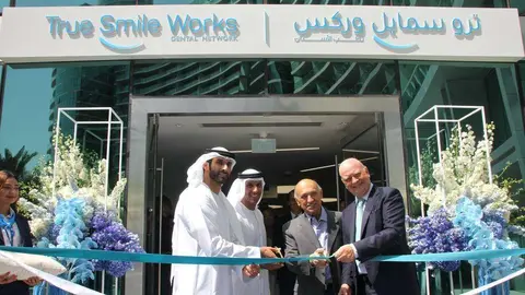 El presidente de ASISA, Francisco Ivorra -primero por la derecha-, y el vicepresidente de Faisal Holding, el jeque Khalid Bin Faisal Bin Sultan Al Qassimi -primero por la izquierda-, cortan junto a otras personalidades la cinta inaugural de la primera clí