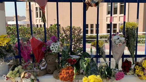 Un pequeño memorial en la puerta de la escuela recuerda al trabajador.