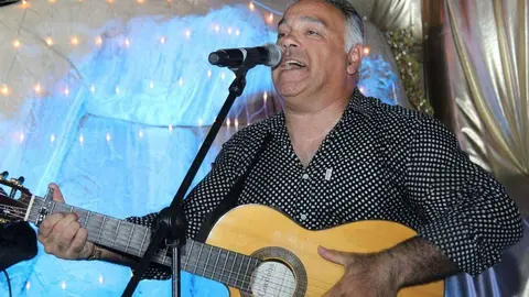Andre Reyes, uno de los fundadores de Gipsy Kings, durante su actuación en Seville's en 2016. (EL CORREO)