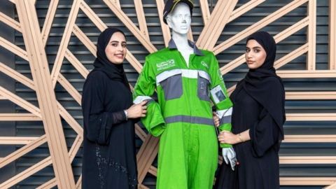 Aryam Ahmed (derecha), una joven empresaria emiratí, y su socia de proyecto Latifa Al Seiari con el traje. 