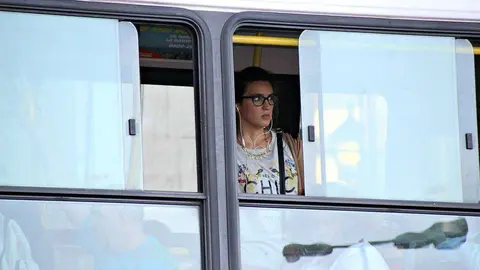 Una pasajera observa desde la ventanilla de un autobús la realidad diaria de Buenos Aires. (Rafael González García de Cosío)