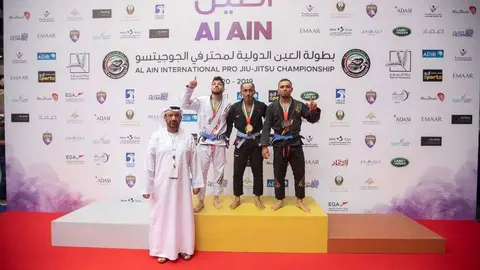 En el podio de Al Ain, primero por la izquierda y medalla de plata Willy Fernández.