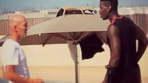 Zidane y Pogba en la playa de un hotel de Dubai. (Daily Mirror)