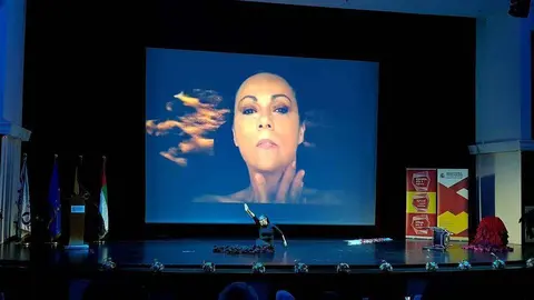 Representación de ‘Sueños reales de cuerpos posibles’ en la Sorbona de Abu Dhabi. (Mireira Julià / EL CORREO)