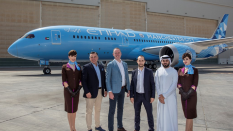 El avión de Etihad decorado con el color del Manchester City. (WAM)