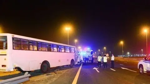 La Policía de Sharjah difundió esta imagen del autobús siniestrado.