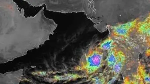 Una imagen de la tormenta difundida por el Centro de Meteorología emiratí.