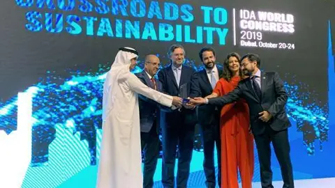 Personal de Abengoa junto al CEO de DEWA en Dubai.