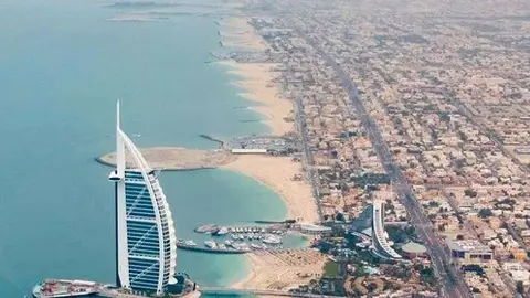 Vista de la playa de Jumeirah con el hotel Burj Al Arab.