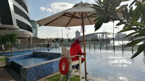 Una piscina de un hotel en Abu Dhabi. (EL CORREO)