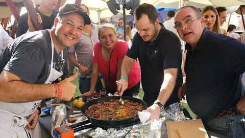 José Francisco Fernández, brillante ganador del III Concurso Internacional de Paellas del Seville's en Dubai, en el momento que el jurado evalúa su gran creación. (EL CORREO)