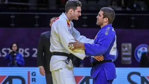 A la izquierda, el judoca español en Abu Dhabi.