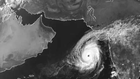 Mapa del Centro de Meteorología de EAU con la actualización del cicló a las 8.23 horas del 27 de octubre.