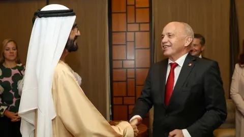 El gobernante de Dubai saluda al presidente de Suiza, Ueli Maurer. (Dubai Media Office)