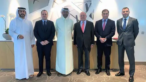 Los representantes españoles junto a los responsables de Dubai Chamber tras la reunión. (Cedida)