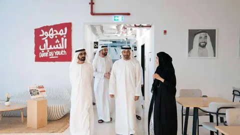 El gobernante de Dubai y el príncipe heredero de Abu Dhabi recorren las nuevas instalaciones con Shamma Al Mazrui, ministra de Estado para la Juventud.