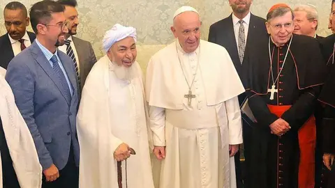 El Papa Francisco con el jeque Abdallah bin Bayyah en el Vaticano. (WAM)