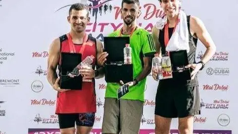 El atleta colombiano Carlos Mario Sánchez, medalla de plata de la carrera.