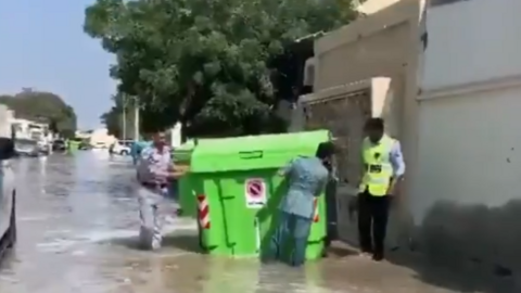 Funcionarios de Emiratos controlan la inundación por agua de mar.