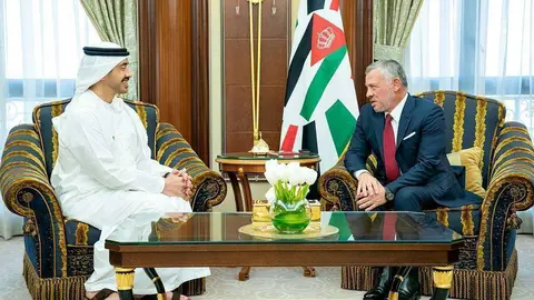 Encuentro en Riad del Rey de Jordania -derecha- con el ministro de Relaciones Exteriores de Emiratos Árabes. (WAM)