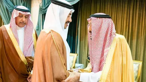 El rey Salman saluda al jeque Abdullah bin Zayed, ministro de Asuntos Exteriores y Cooperación Internacional de EAU, en la capital de Arabia Saudita. (WAM)