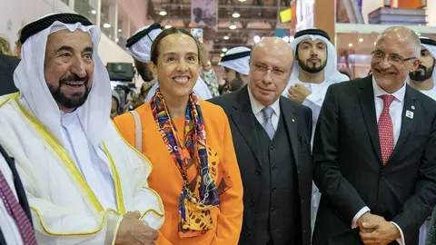 El jeque Sultan bin Muhammad Al Qasimi, gobernante de Sharjah -primero por la izquierda-, junto a Francisca E. Méndez, embajadora mexicana en EAU, durante la inauguración de la muestra. (WAM)