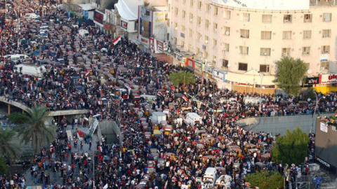 Manifestantes participan en protestas antigubernamentales en Bagdad, Irak, 30 de octubre de 2019. (REUTERS)