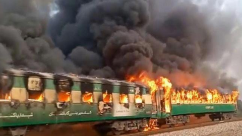 Una imagen de Twitter del tren asolado por el fuego.