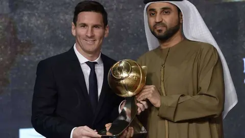 Messi, en el momento de recoger el premio.