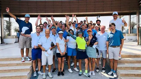 Foto de familia de los integrantes de los dos equipos participantes en el XVI Torneo de Golf Spanish Ryder. (Cedida)
