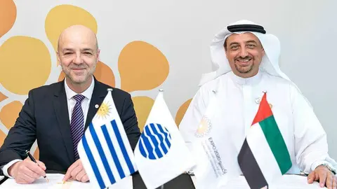 Antonio Carámbula, comisario del Pabellón de Uruguay  –izquierda- y Najeeb Al Ali, director ejecutivo de Expo Dubai 2020, durante la firma del contrato, (Cedida)