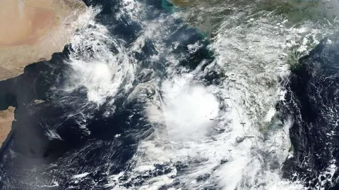 Imagen de la Nasa con Kyarr, frente a las costas de Omán, y Maha al oeste de las costas indias, en imagen del 31 de octubre de 2019.  