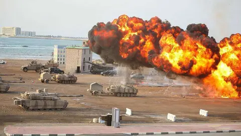 Tremenda explosión durante el ejercicio 'Union Fortress 6' llevado a cabo por el Ejército de Emiratos Árabes en Ras al Khaimah. (WAM)
