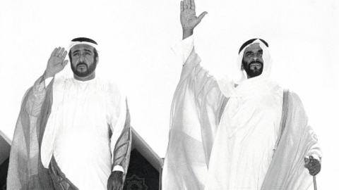 El jeque Khalifa junto a su padre el jeque Zayed. (AL ITTIHAD)