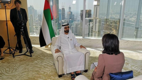 El jeque Mohammed durante la entrevista para la televisión china.