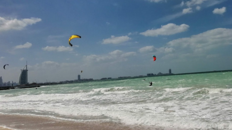 Viento y oleaje en Kite Beach de Dubai. (EL CORREO)